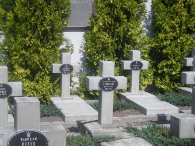 Inskriften på en av gravarna: Janusz Mieczyslaw Baczynski (...) 1903-1918.